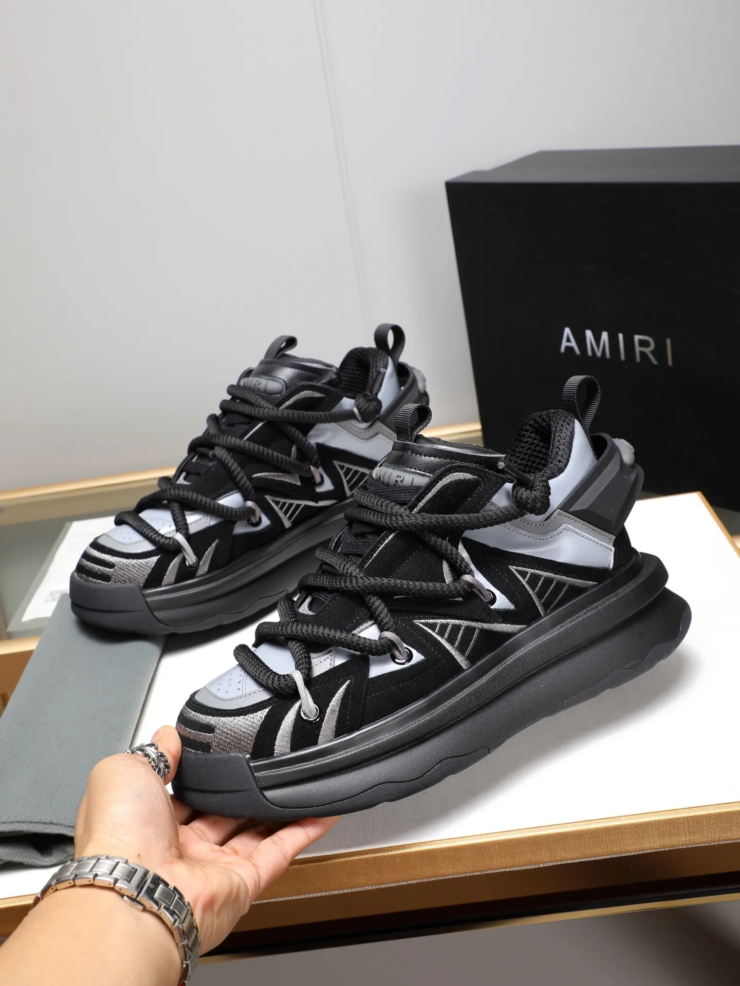 Men's men's shoes💰600 [AMIRI～AMIRI] 2025 spring and summer series new casual shoes🆕The large tongue on the upper and the cross shoe string design are very special! Made of cowhide➕multiple materials spliced➕in breathable mesh, thickened and oversized foam-resistant outsole, it will look good on whoever wears it! The appearance is responsible, the feet are retro and handsome! Size:39-44 (38, 45, 46 customized)